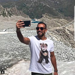Gianluca Impastato indossa una t-shirt uomo Paul Cortese