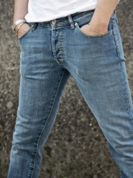 Le gambe di un uomo con le mani in tasca di un paio di jeans Paul Cortese