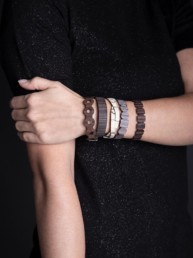 il braccio di una donna che indossa i bracciali in legno Wooden Jewels Paul Cortese