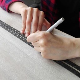 le mani di una donna che lavori i bracciali in legno Paul Cortese