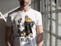 Un uomo indossa una t-shirt bianca con stampa Paul Cortese