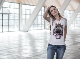 Una ragazza bionda indossa la t-shirt Paul Cortese