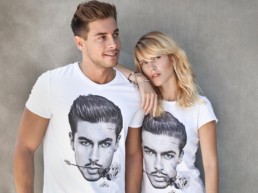 Andrea Denver e una ragazza bionda posano con le t-shirt Paul Cortese