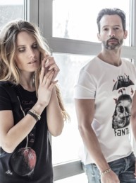 un uomo con t-shirt bianca e una donna con t-shirt nera Paul Cortese